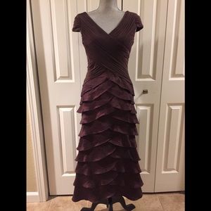 Gorgeous ADRIANNA PAPELL gown, size 4